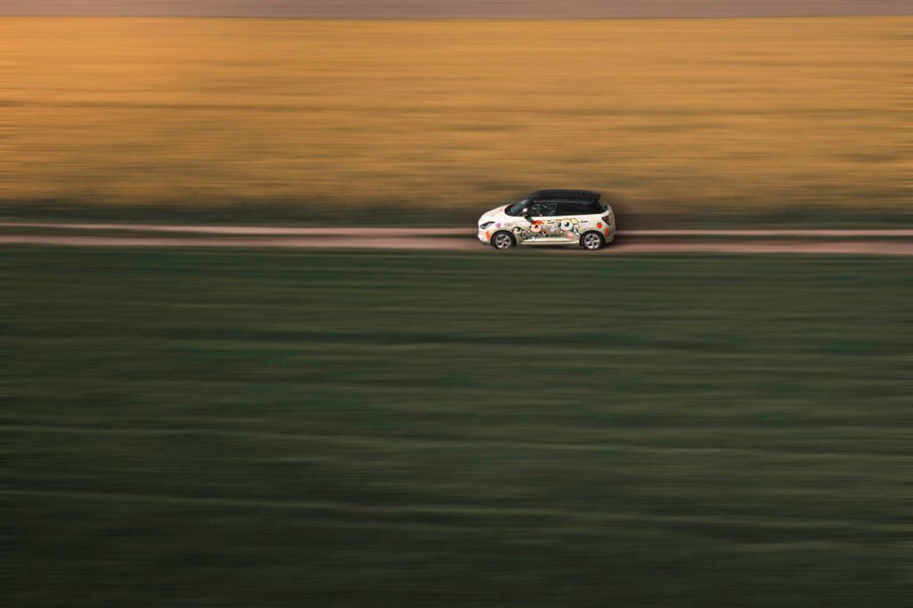 Suzuki swift atomówki, sesja zdjęciowa na wiejskiej drodze