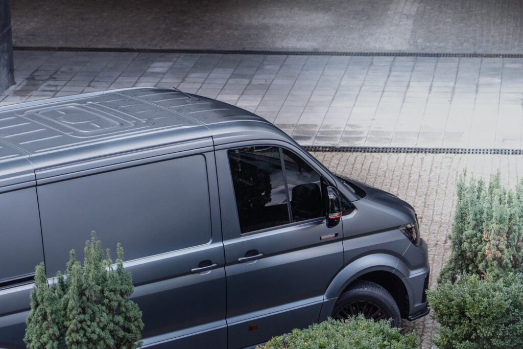 MAN TGE — ujęcie boczne w centrum Poznania (Andersia/Stary Browar), jesienna sceneria