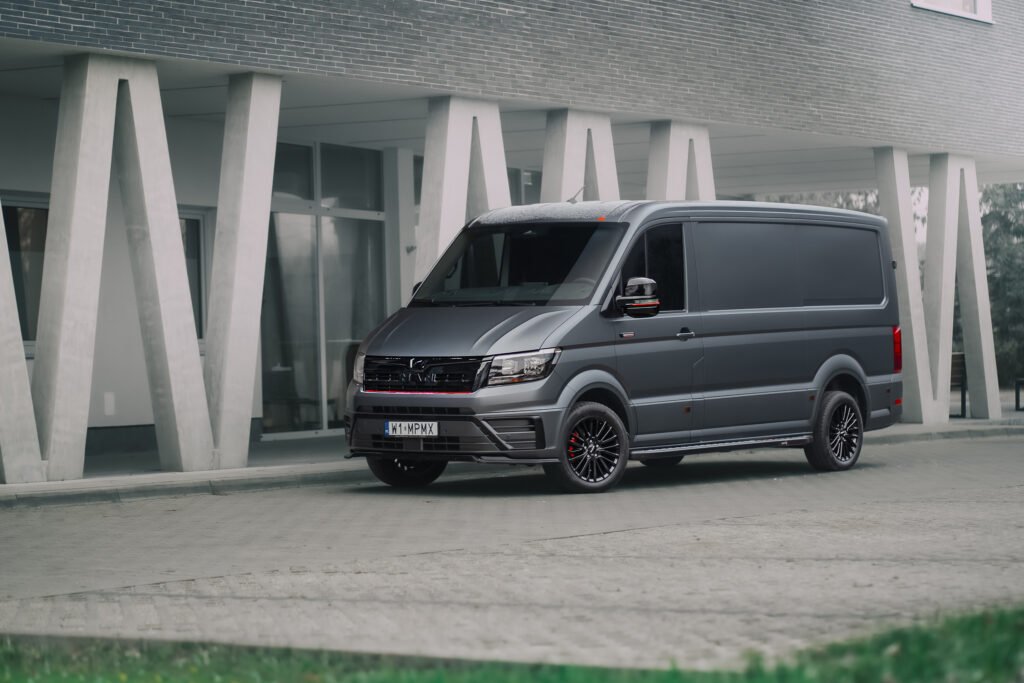 Miejska sesja MAN TGE w Poznaniu, van przy ceglanej ścianie