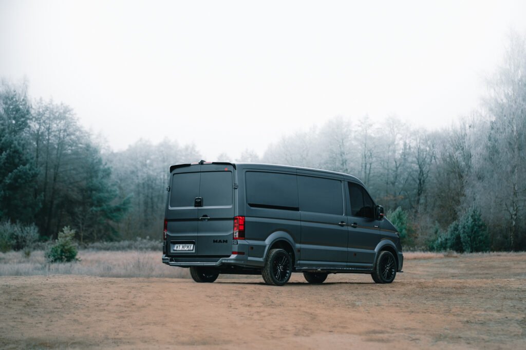 Szary MAN TGE na tle lasu