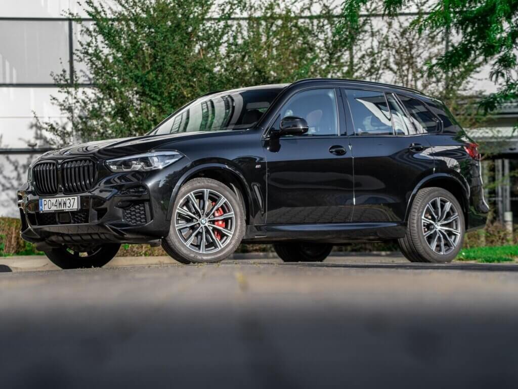 BMW X5 xDrive40d czarne z pakietem M – przód 3/4, sesja zdjęciowa do sprzedaży auta Poznań