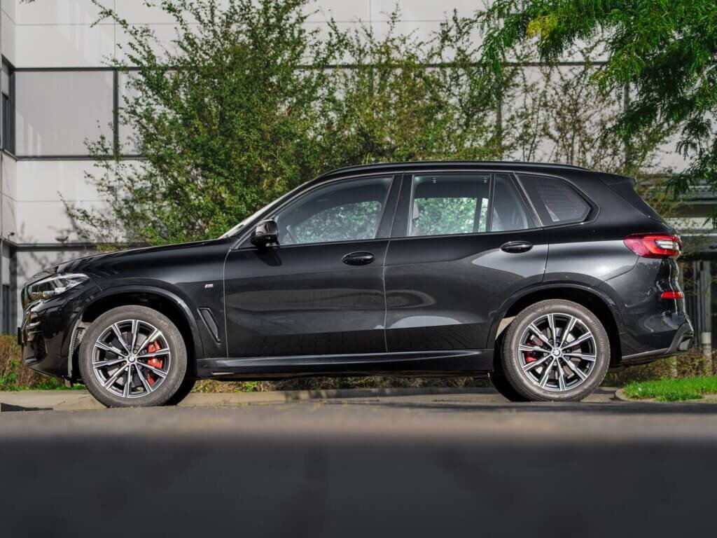 BMW X5 xDrive40d – profil boczny czarnego SUV-a