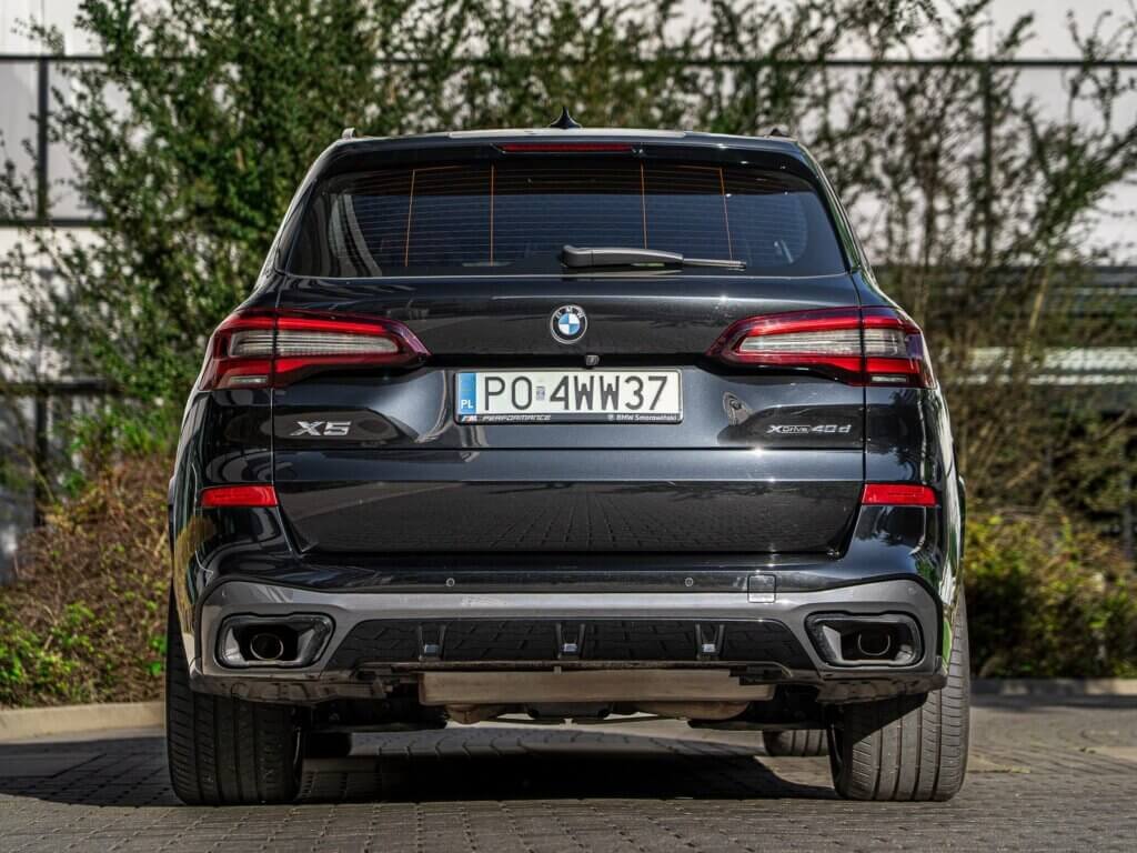 BMW X5 xDrive40d – tył auta z emblematem X5
