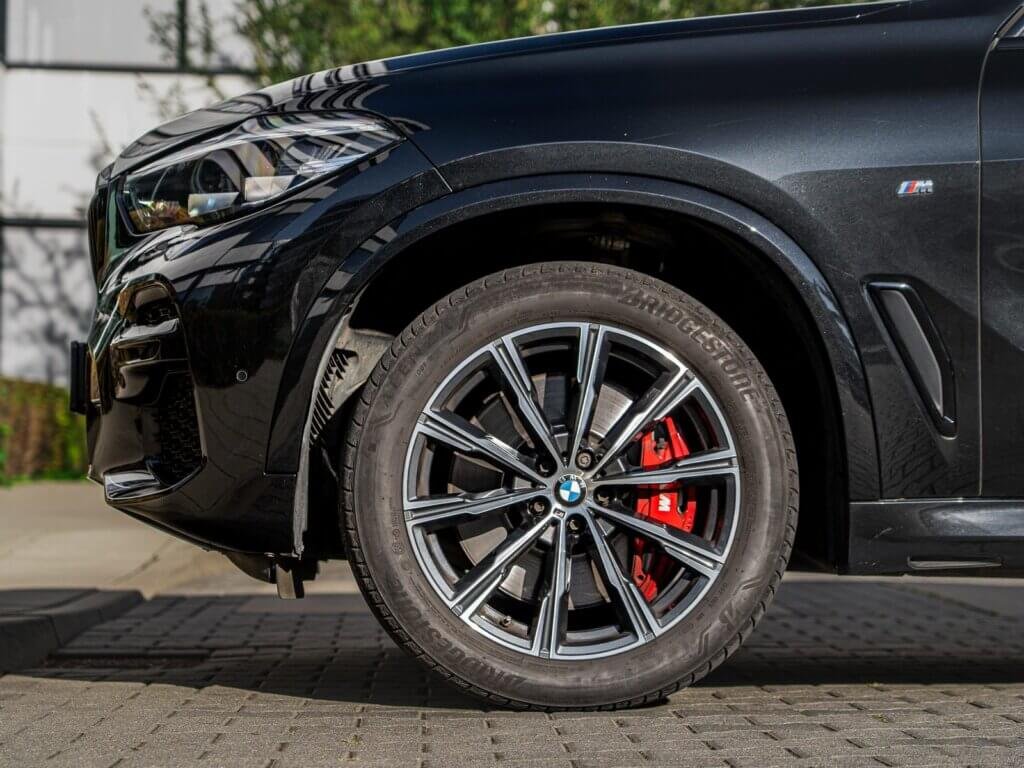 BMW X5 xDrive40d – felga M i czerwone zaciski hamulcowe M Sport