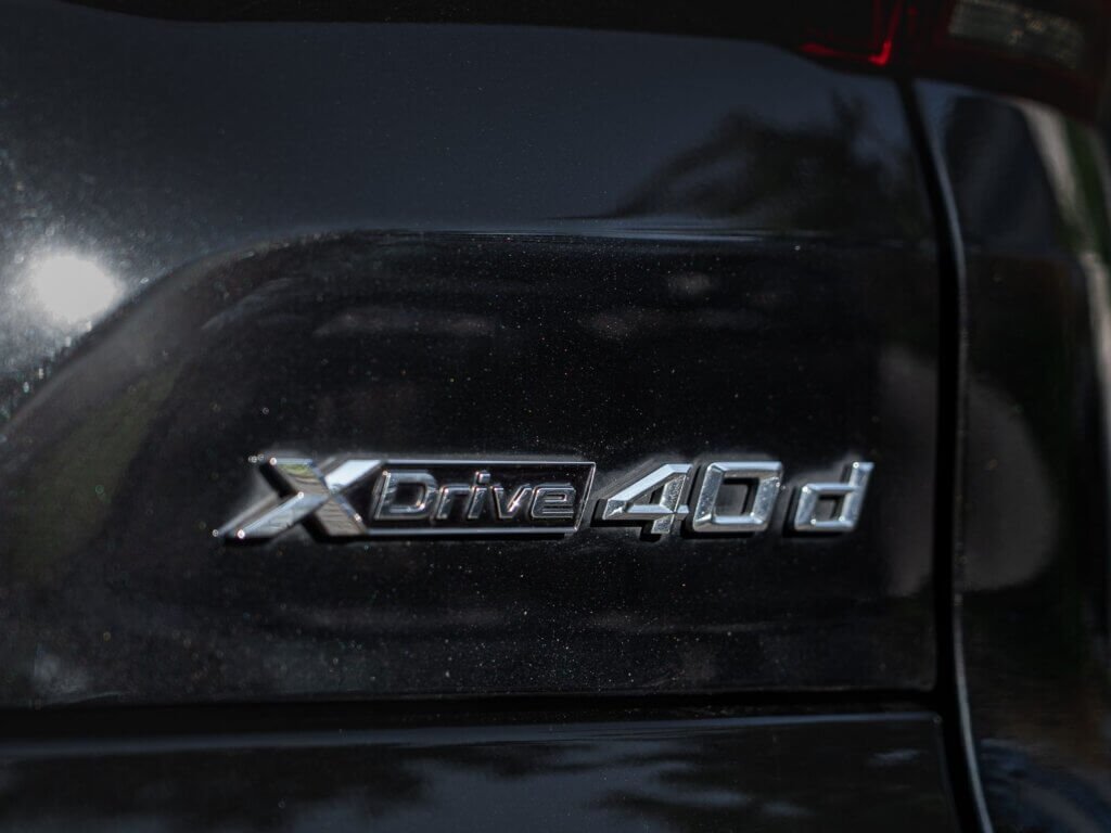 BMW X5 xDrive40d – emblemat xDrive40d na klapie bagażnika