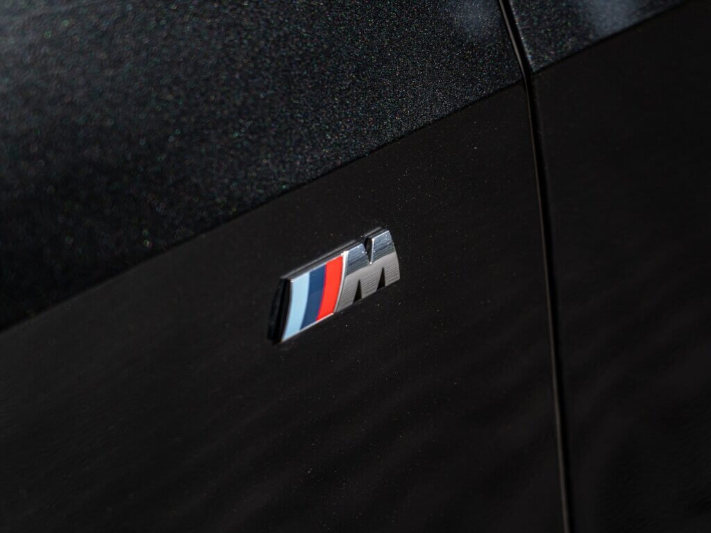 BMW X5 xDrive40d – emblemat pakietu M na błotniku