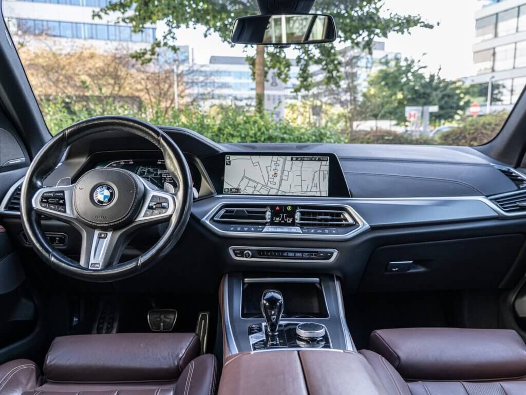 BMW X5 xDrive40d – kokpit i wnętrze z brązową skórą