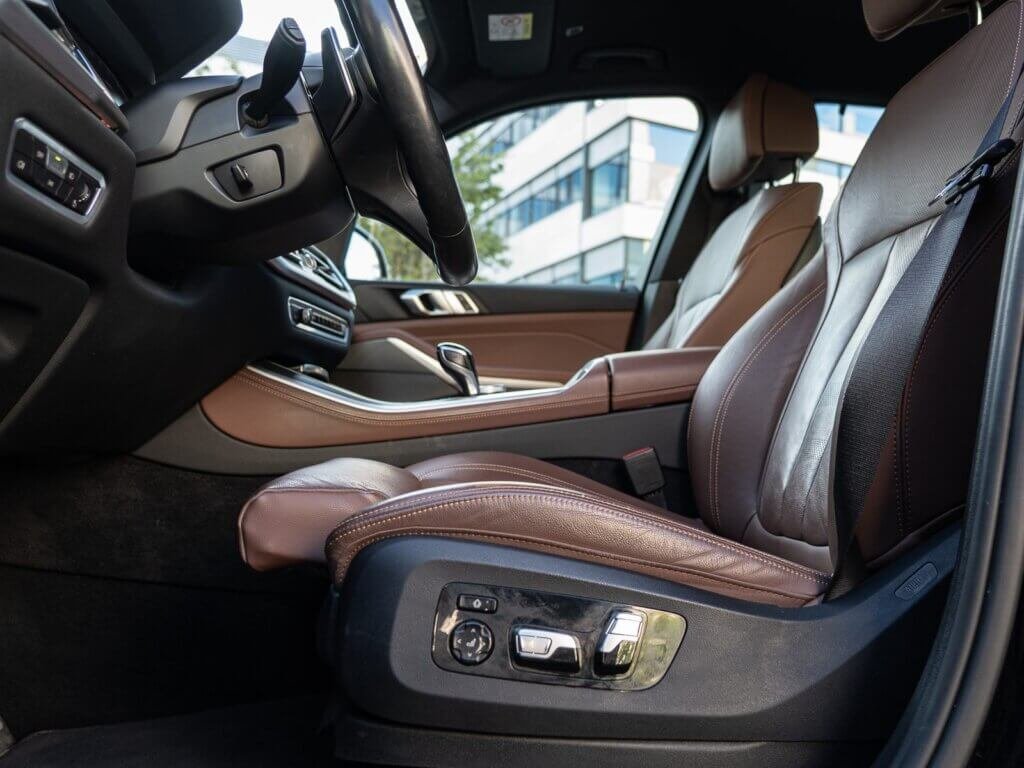 BMW X5 xDrive40d – fotel kierowcy w brązowej skórze z elektryczną regulacją