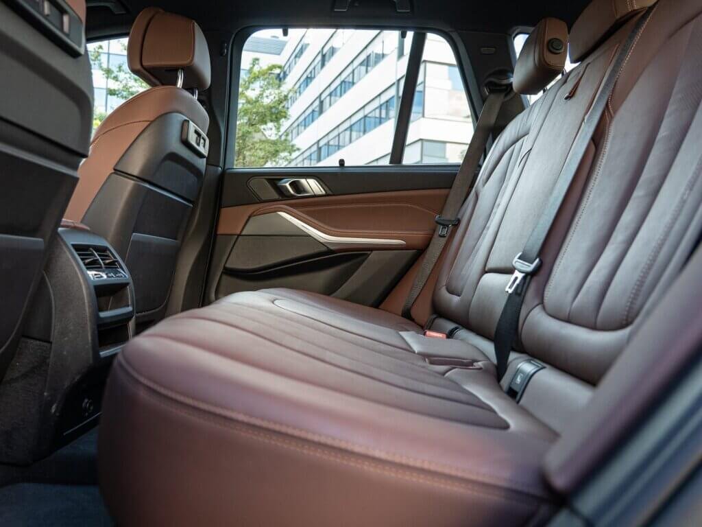 BMW X5 xDrive40d – tylna kanapa w brązowej skórze