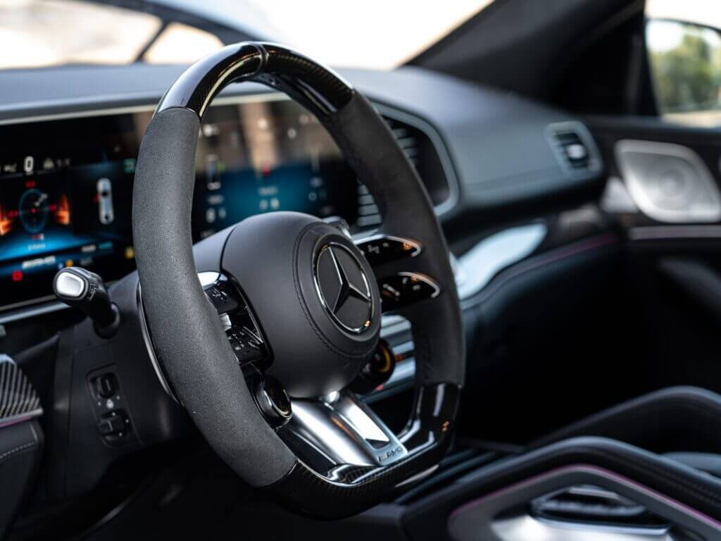 Mercedes GLE – kierownica AMG i kokpit kierowcy
